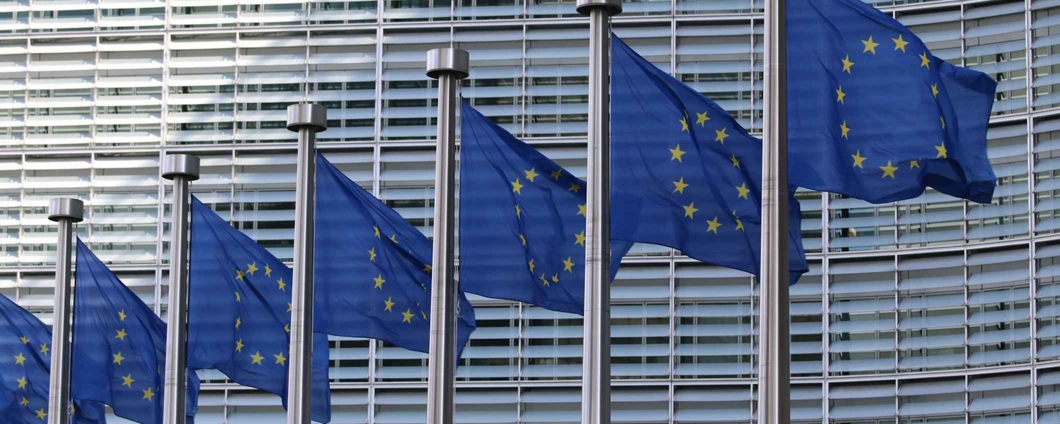EU-Flaggen vor Gebäude